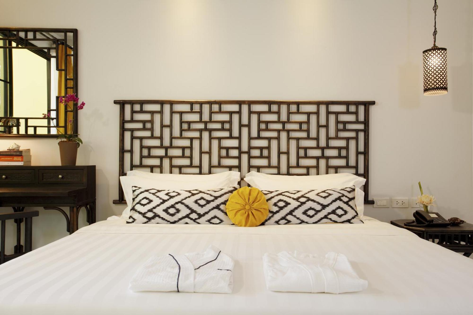 Moracea By Khao Lak Resort Phòng bức ảnh A bed with a headboard
